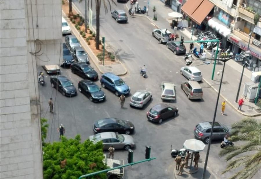 بالفيديو والصور: محتجون يقطعون الطرقات في بيروت