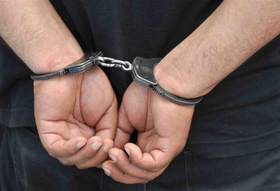 أحد المطلوبين للقضاء بجرائم عدّة في قبضة الأمن