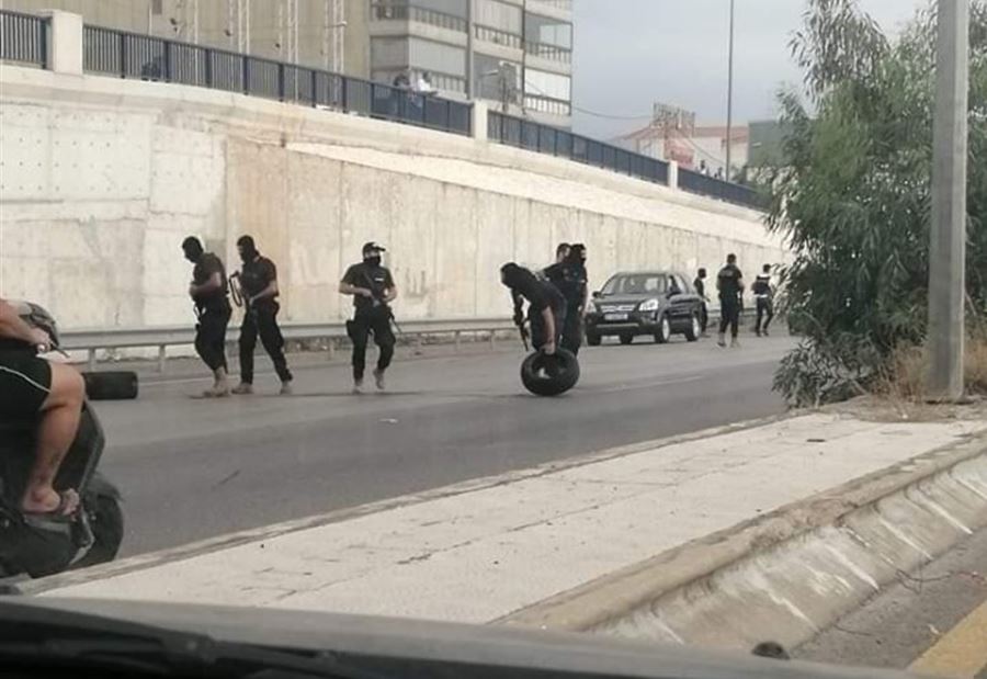 عناصر "ملثمة" على أوتوستراد الأسد... من هي؟