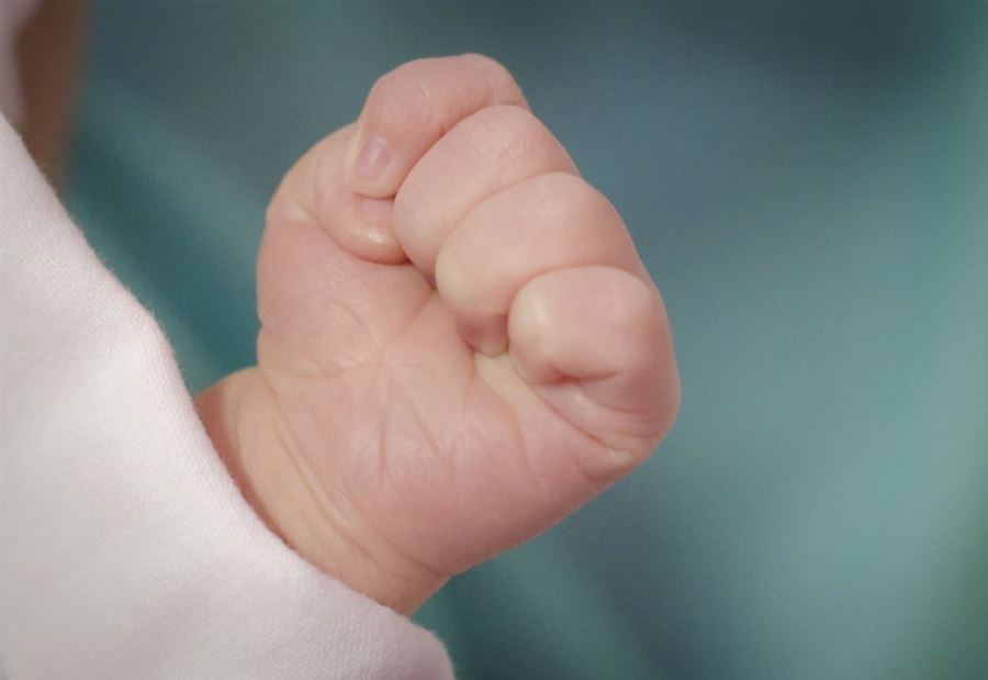 بعد احتجازها لرضيعة لعدة ايام.. ادارة المستشفى توضح!