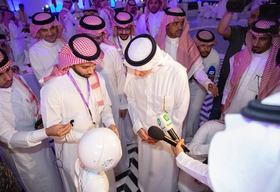 بالصور: لأول مرة... الجبير يلتقي الروبوت مسالم بالصور: لأول مرة... الجبير يلتقي الروبوت مسالم
