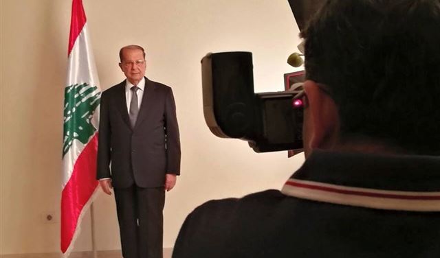 شاهد.. عون يلتقط صورة العهد! شاهد.. عون يلتقط صورة العهد!