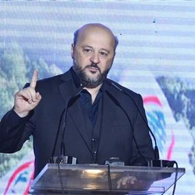 زائر غامض يرافق الرياشي للقاء الحريري