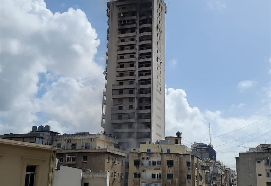 الدفاع المدني أخمد النيران...هل من محتجزين داخل مبنى الرميل؟