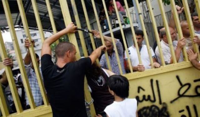 المياومون أغلقوا أبواب مؤسسة الكهرباء في صيدا