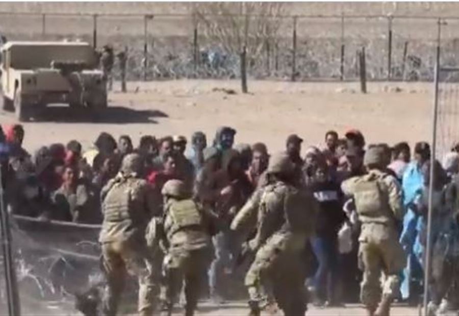 مهاجرون غير شرعيون "يقتحمون" الحدود في ولاية تكساس (فيديو) مهاجرون غير شرعيون "يقتحمون" الحدود في ولاية تكساس (فيديو)