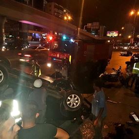 بالصورة: جريح بإنقلاب سيارة تحت جسر نهر الموت