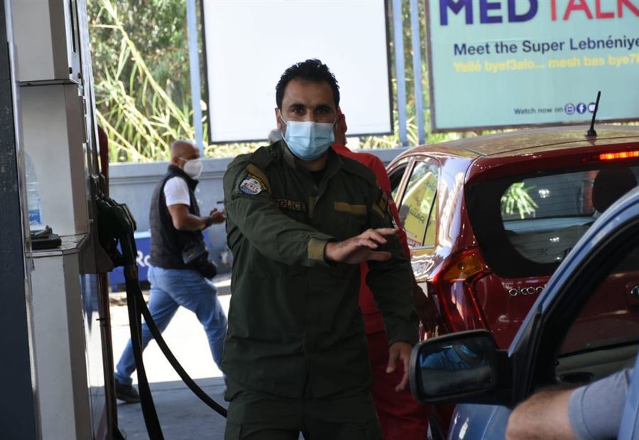 "منعاً من احتكارها"... بلدية بيروت تداهم عدد من محطات المحروقات! (صور)