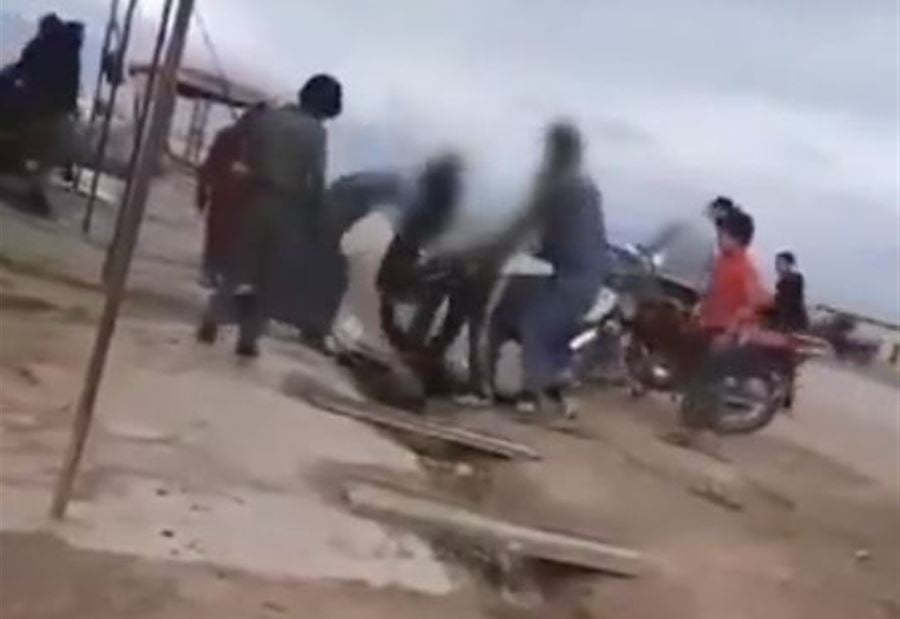 "في الرقة... انهالوا ضرباً بـ"العصي" على فتاة! (فيديو)