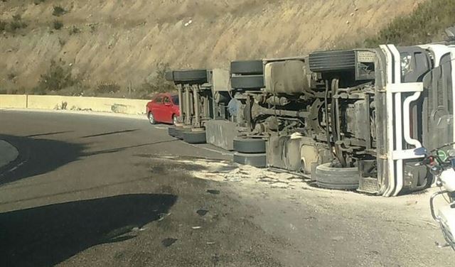بالصورة.. جريح نتيجة انقلاب شاحنة اخر جسر صوفر