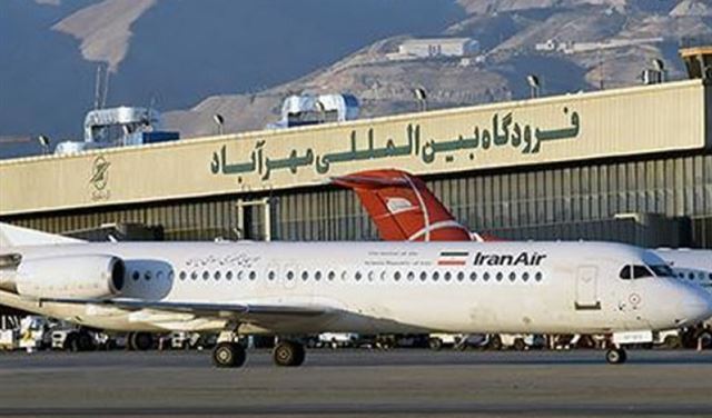 مطالب بإزالة علم أميركا من أرضية مطار طهران.. لماذا؟