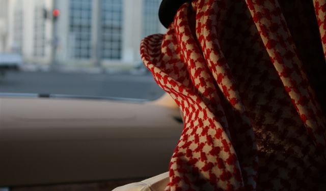 سفير يراقب سفيراً سفير يراقب سفيراً