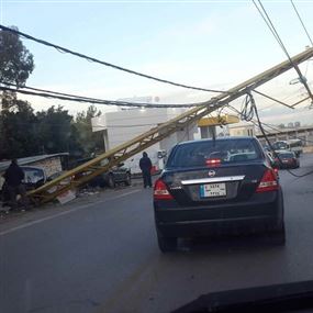 بالصورة: إنقلاب عامود كهربائي في غرفين