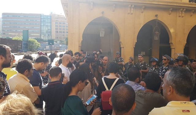 تحرك رمزي للحراك المدني في ساحة النجمة رفضا للتمديد تحرك رمزي للحراك المدني في ساحة النجمة رفضا للتمديد