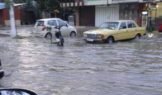 بالصور.. تجمّع المياه على اوتوستراد البداوي