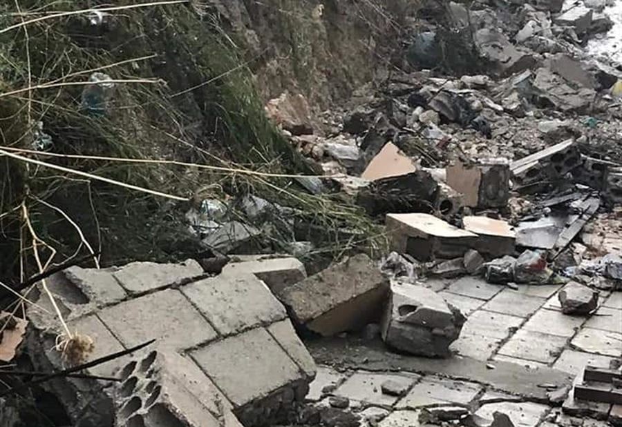 بالصور: انهيار حائط في الشرحبيل