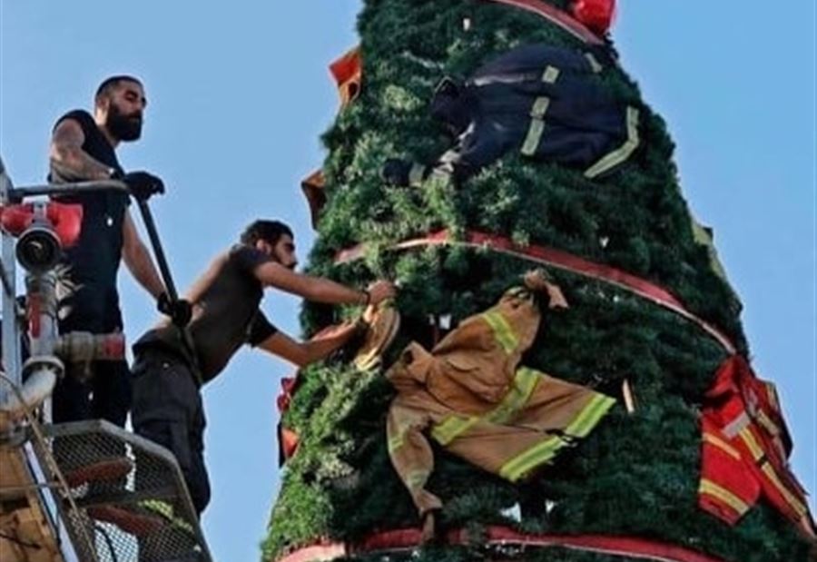 شجرةٌ ميلاديةٌ في المرفأ زينتها ثياب الإطفائيين المحترقة