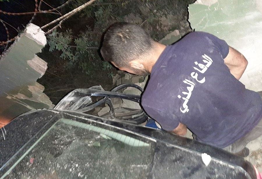 بالصور: انقاذ 4 جرحى من داخل سيارتهم في غرفين