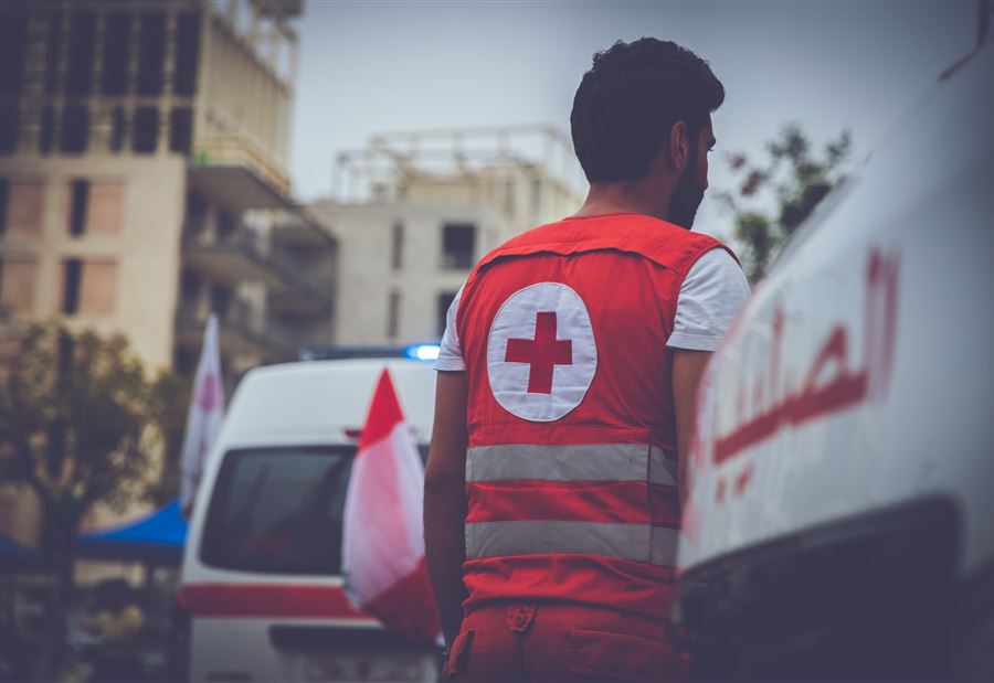 "الصليب الأحمر يضع علمه فوق مستشفى لمنع قصفه"! "الصليب الأحمر يضع علمه فوق مستشفى لمنع قصفه"!