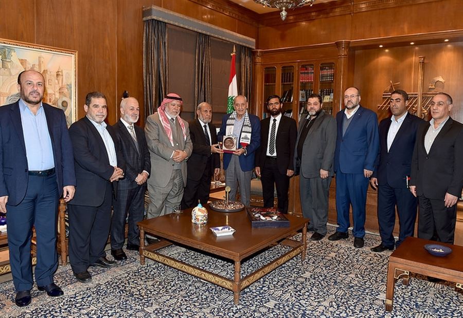 بري يتسلّم "درع المسجد الاقصى" بري يتسلّم "درع المسجد الاقصى"