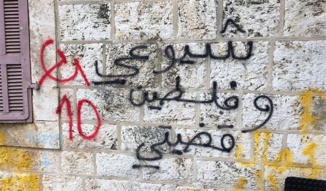 أم وابنتها تختبأن في الحمّام خوفًا من اعتداءات متظاهري عوكر