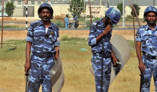 وال سوداني يفلت بأعجوبة من أيدي "مواطنين غاضيبن"