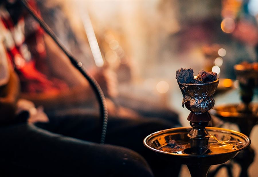 "يدخنون النرجيلة بمقهى ليلي"... ومحضر ضبط بحق صاحبه 