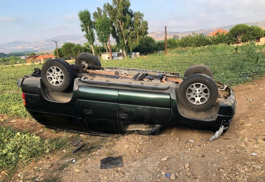 بالصورة: نجاة ثلاثة شبان بعد انقلاب سيارتهم