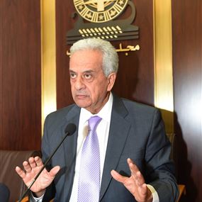 عدنان ضاهر يتأسف عدنان ضاهر يتأسف