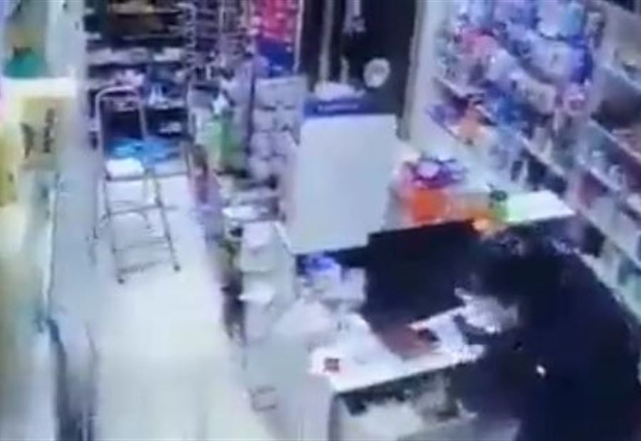 بالفيديو: سرقة صيدلية بقوة السلاح في عرمون 