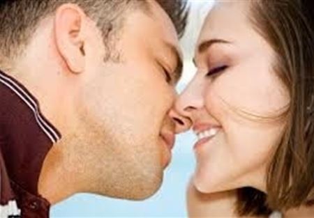 لماذا يغلق العشاق عيونهم عند التقبيل؟! 