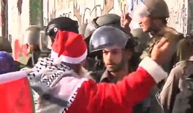 بابا نويل لجندي إسرائيلي: أنا من بيت لحم وأنت الغريب!