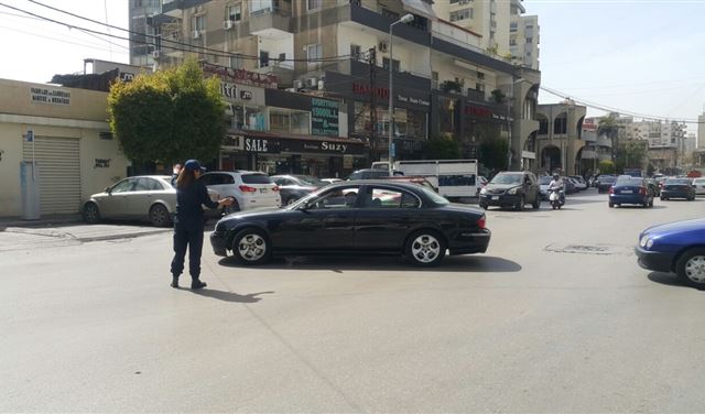 شرطيات في الزلقا... يتحدّين فوضى السيارات