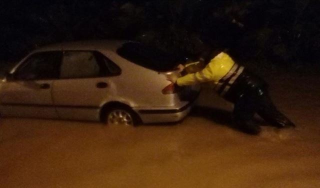 بالصور: إنقاذ مواطنين احتجزوا داخل سياراتهم في عمشيت بالصور: إنقاذ مواطنين احتجزوا داخل سياراتهم في عمشيت