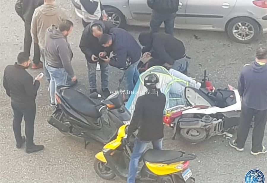 بالصورة: جريح اثر حادث تصادم على طريق المريجة 
