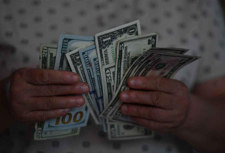 مراهقٌ لبناني يسلب 1700$!