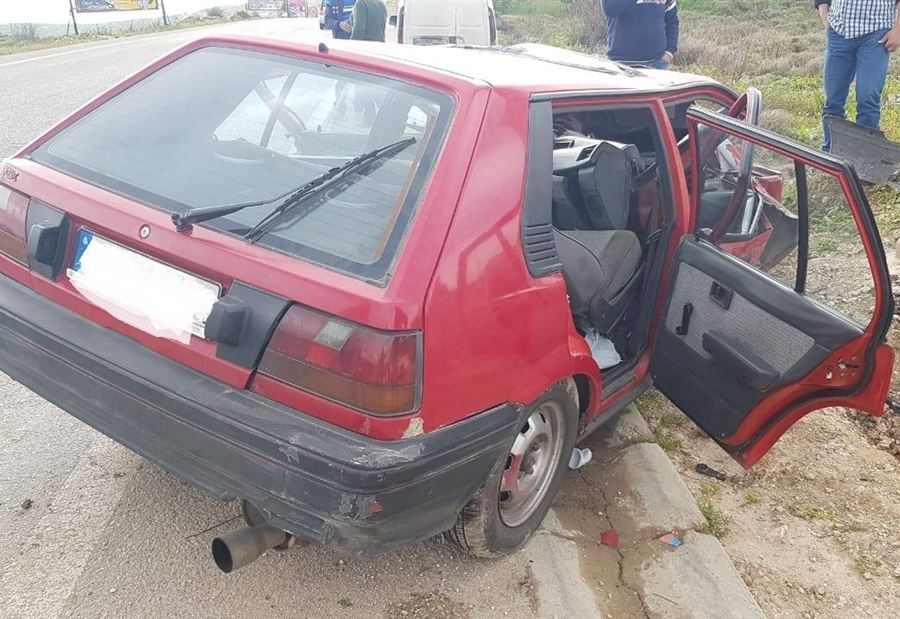 بالصورة: أصيبت اثر اصطدام سيارتها بعمود