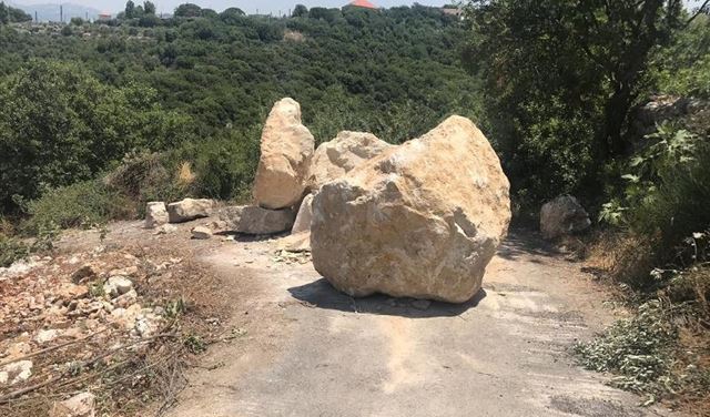 تدحرج صخرة يصيب سائق شاحنة في دريا
