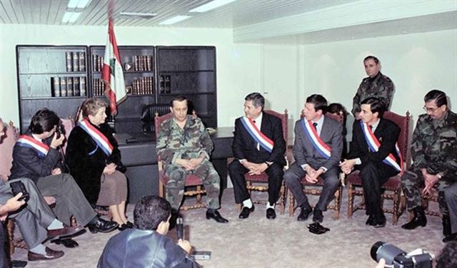 بالصور: نواب فرنسيون دعموا عون منذ 1989.. في قصر بعبدا بالصور: نواب فرنسيون دعموا عون منذ 1989.. في قصر بعبدا