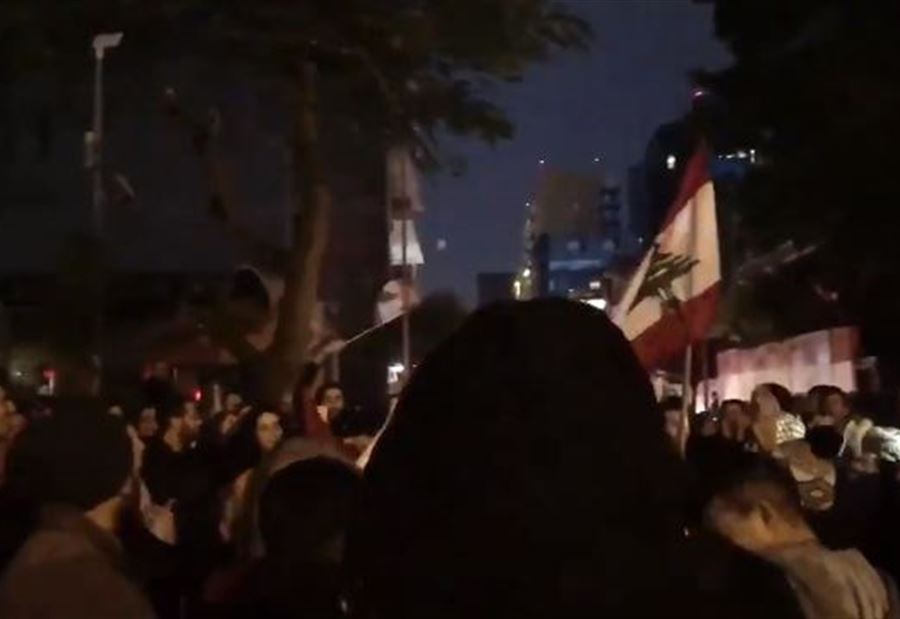 بالفيديو: وقفة احتجاجية أمام مصرف لبنان في بيروت وصيدا 
