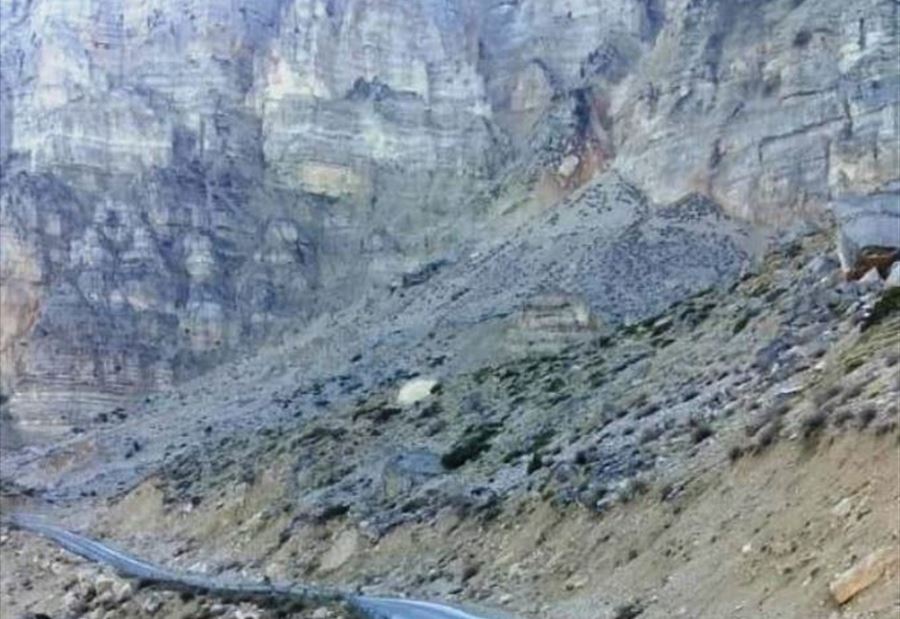 طريق في الضنية قُطعت بواسطة الجليد!