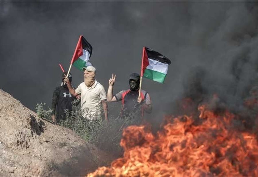 لِضلوعهم بِعملية اغتيال... المقاومة الفلسطينية في صور تسلم "مجموعة" إلى جهات أمنية
