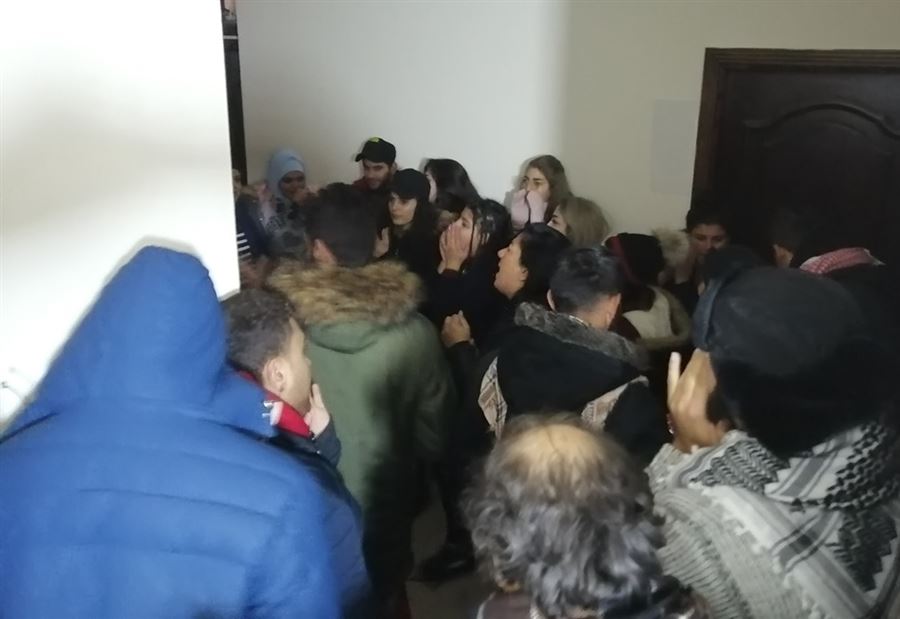   محتجون يقتحمون "كهرباء بعلبك".. ويتجهون إلى "المالية"