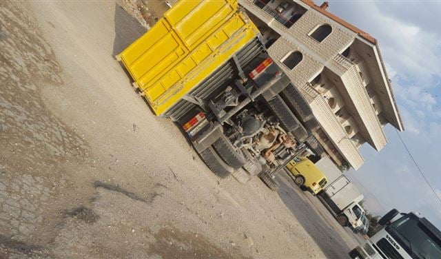 بالصور.. "شاحنة تقرر النوم في تعنايل"