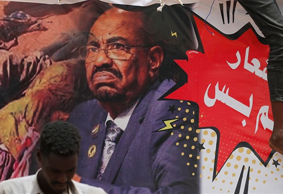 أول فيديو متداول للحظة حصر الأموال من "قصر البشير"
