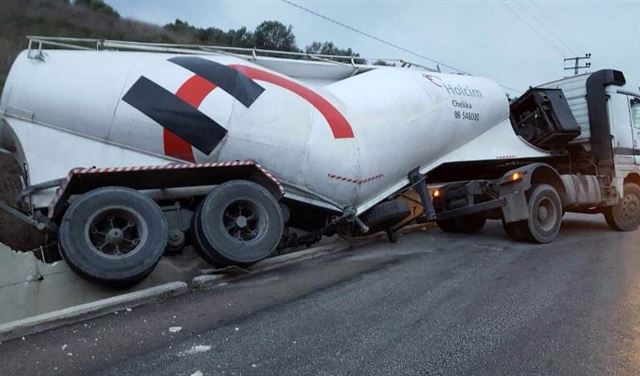 بالصورة.. انزلاق شاحنة على طريق الخردلي بالصورة.. انزلاق شاحنة على طريق الخردلي