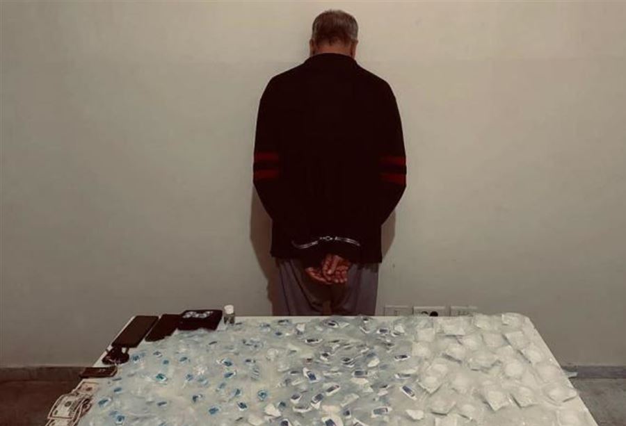 لإبعاد الشبهات عنه يصطحب عائلته معه