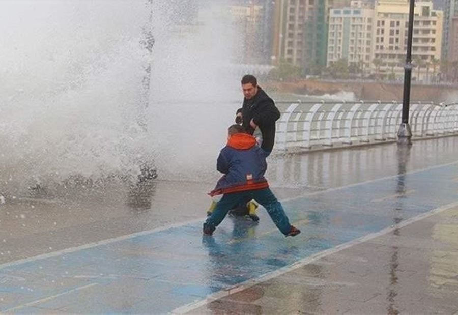 منخفض جوي يصلُ ظهراً.. وأمطار غزيرة! 