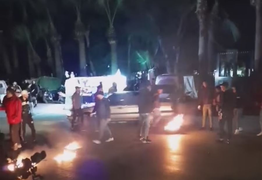  في طرابلس... محتجون يقطعون طريق كورنيش الميناء