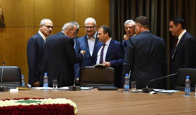 الحريري ينقل المشكلة الى ملعب 